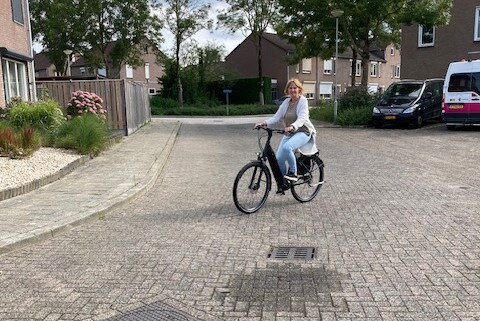 Liliane Nobel op de elektrische fiets