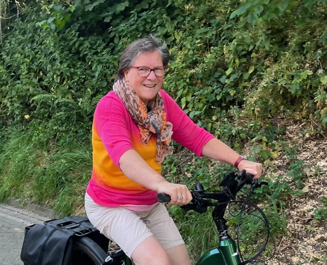 Emilie Hilbers op haar e-bike