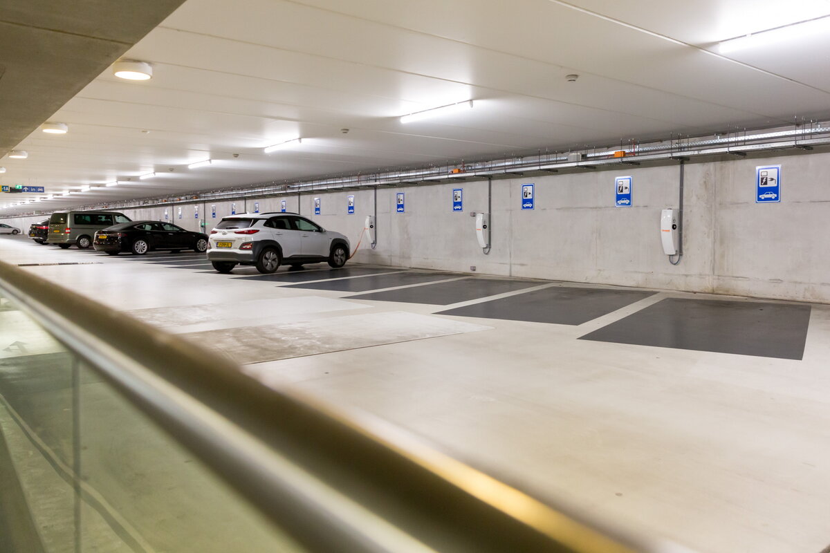 Orange Charging laadpalen in parkeergarage voor Vereniging van Eigenaren
