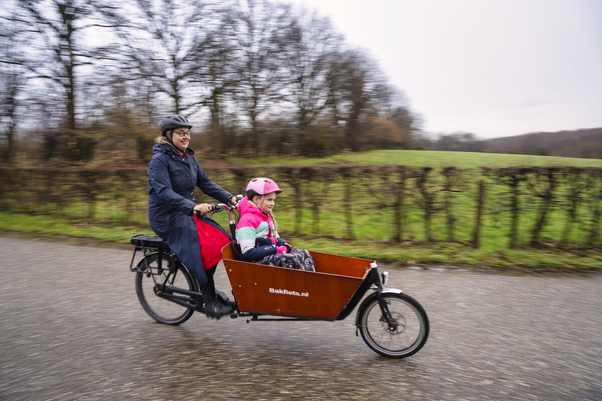 Pat-Jos Huisman op de elektrische bakfiets met dochtertje