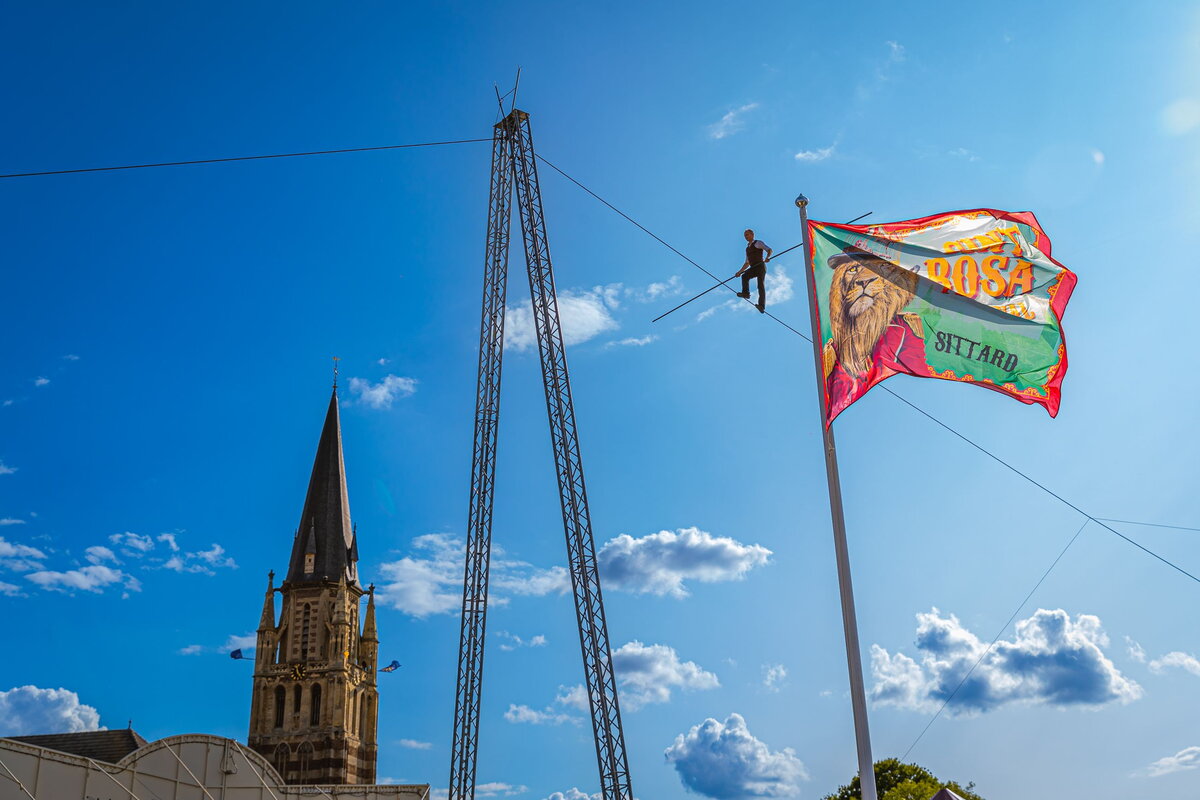 Acrobaat in de lucht tijdens Sint Rosa Festival Sittard - bron Sint Rosa Festival