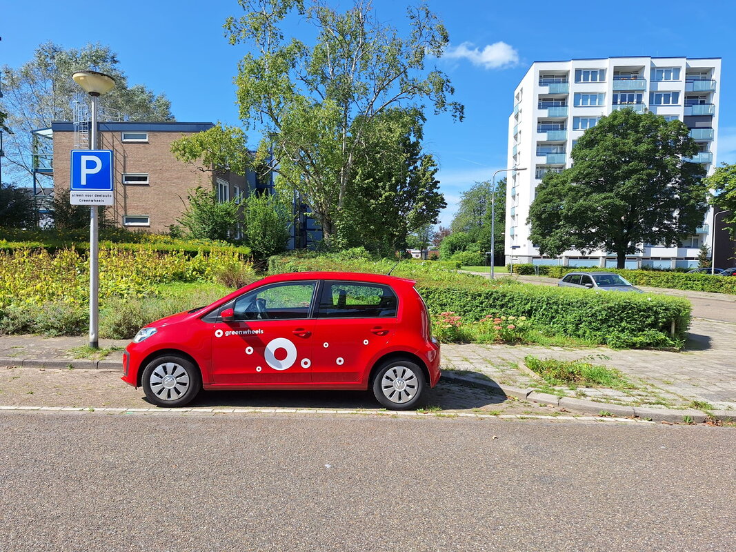 Rode Greenwheels deelauto voor gebouwen in Kerkrade
