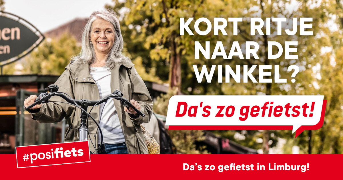 Vrouw in beige jas met fiets en de tekst kort ritje naar de winkel? da's zo gefietst
