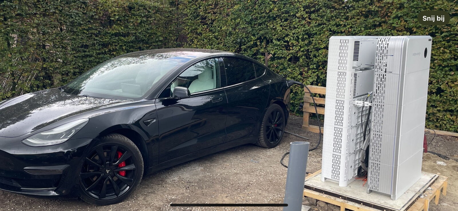 De zwarte auto van Bas Urlings staat te laden