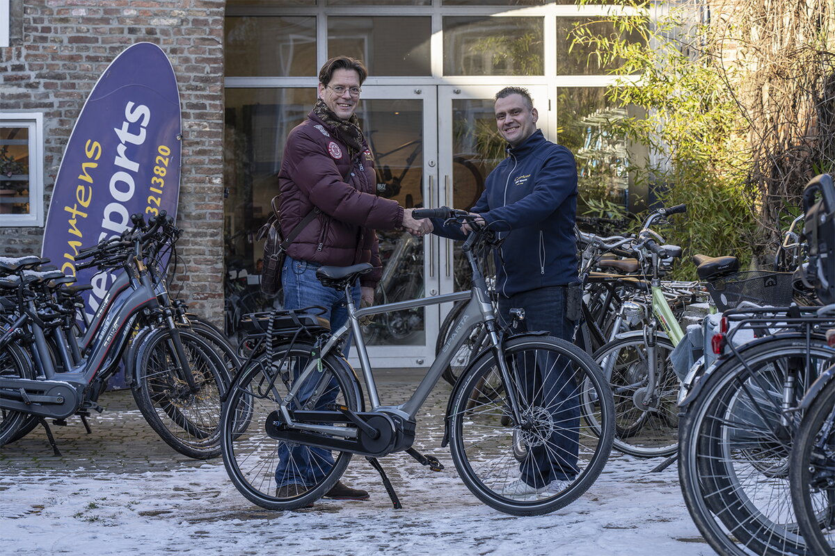 Jan Wouter Brunings bij ophalen fiets - winnaar effectmeting