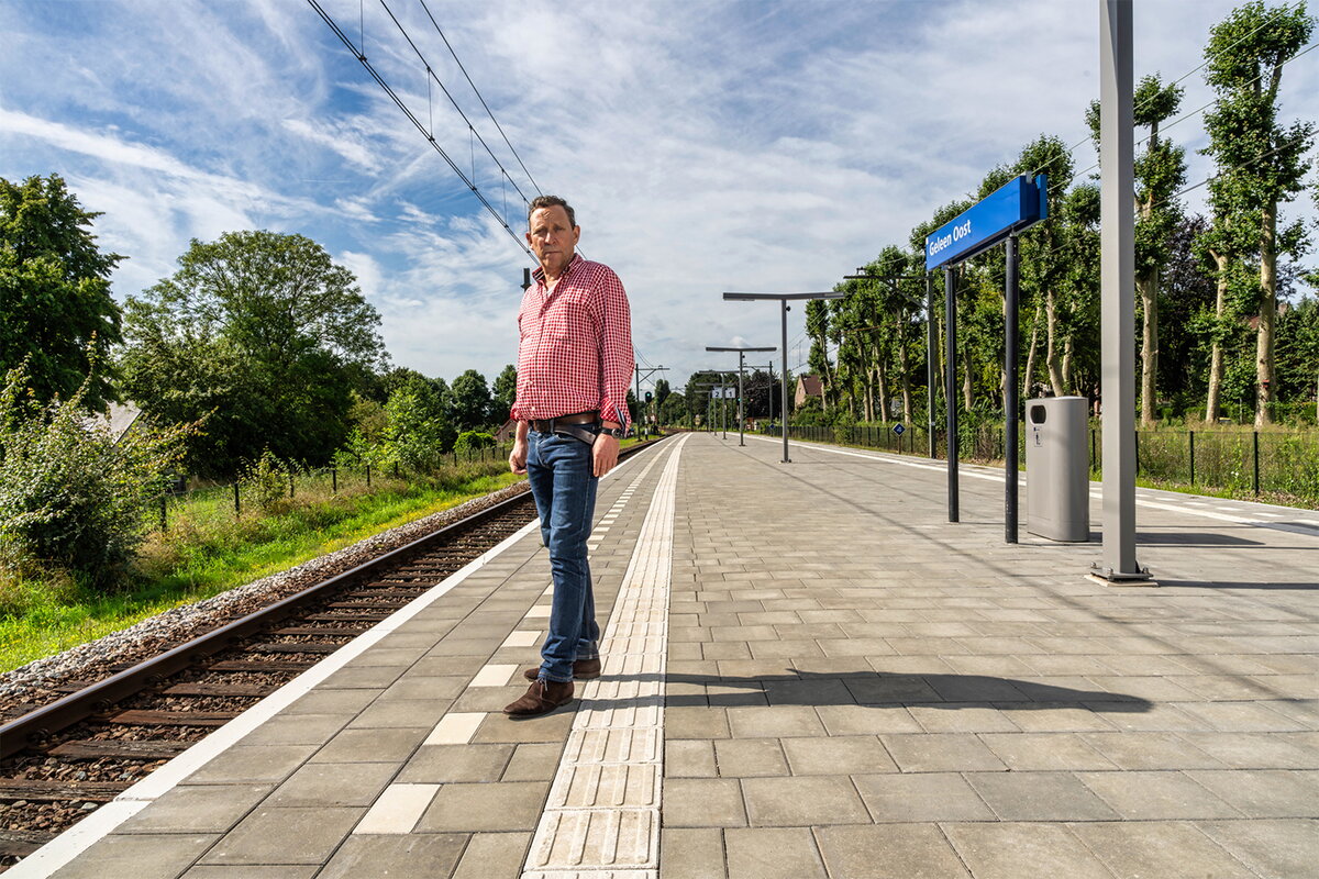 Marc Bosch wacht het perron op treinstation Geleen-Oost