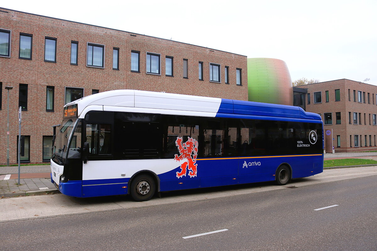 Arriva bus op de weg in Brunssum. Bus rijdt voor gebouw, het Medisch centrum, lang