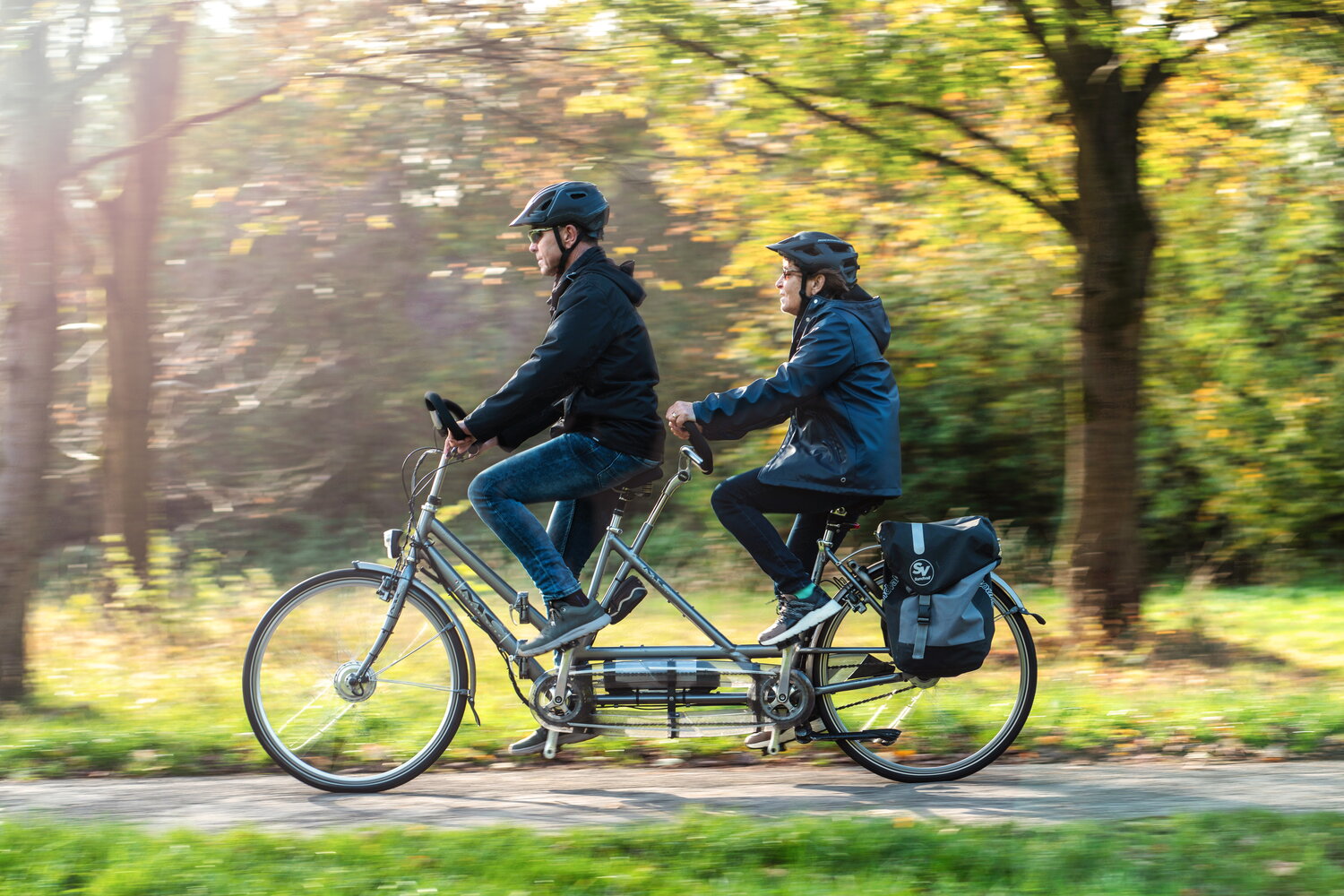 Loek en Beatrice fietsend op tandem