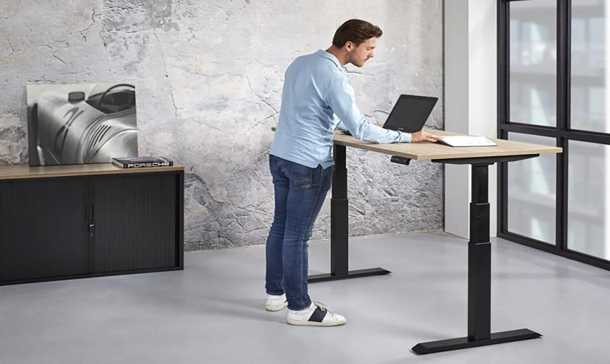 Man staat aan Ive4 zit-sta bureau van Versluis