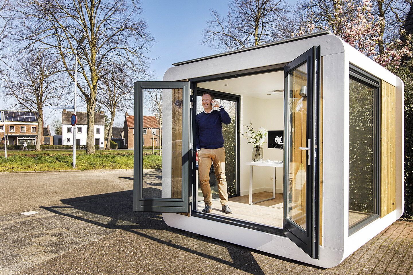 Officecube thuiskantoor unit man staat te bellen in cube