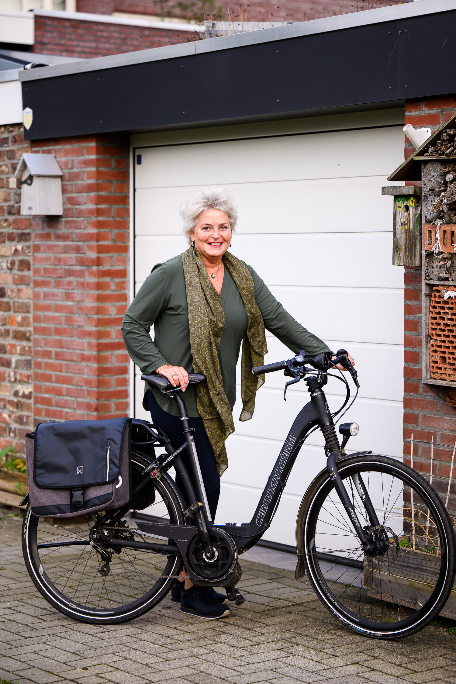 Georgette voor haar huis met fiets