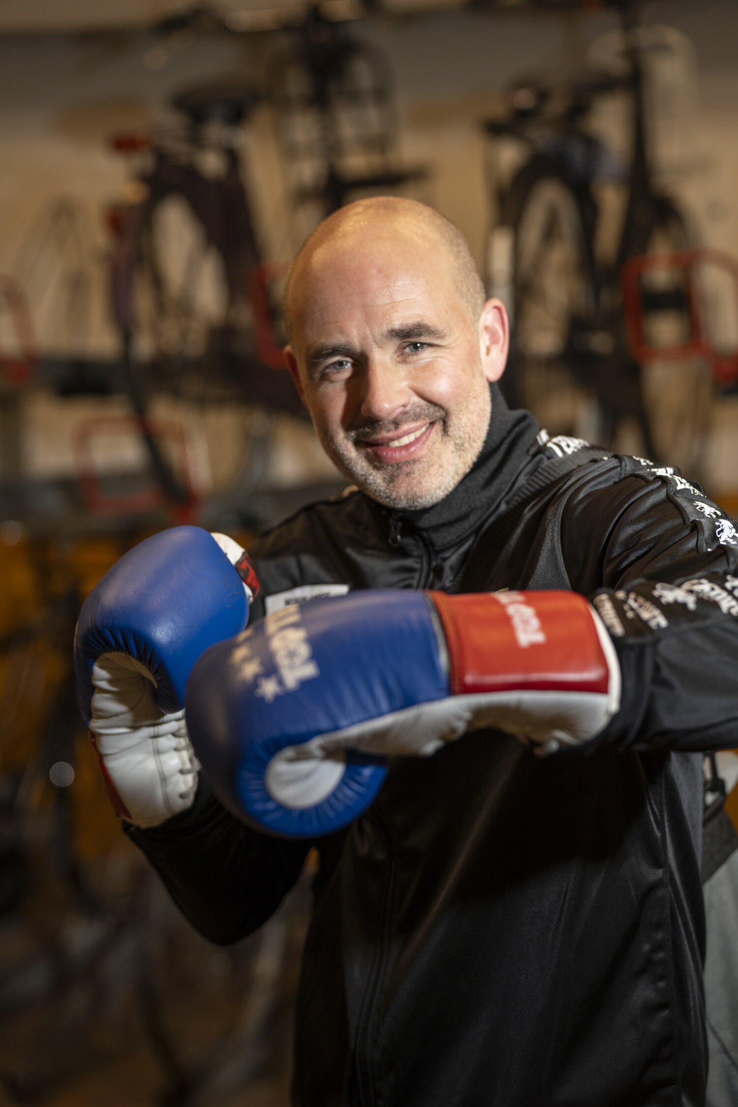 Pascal bokscoach met bokshandschoenen in fietsenstalling