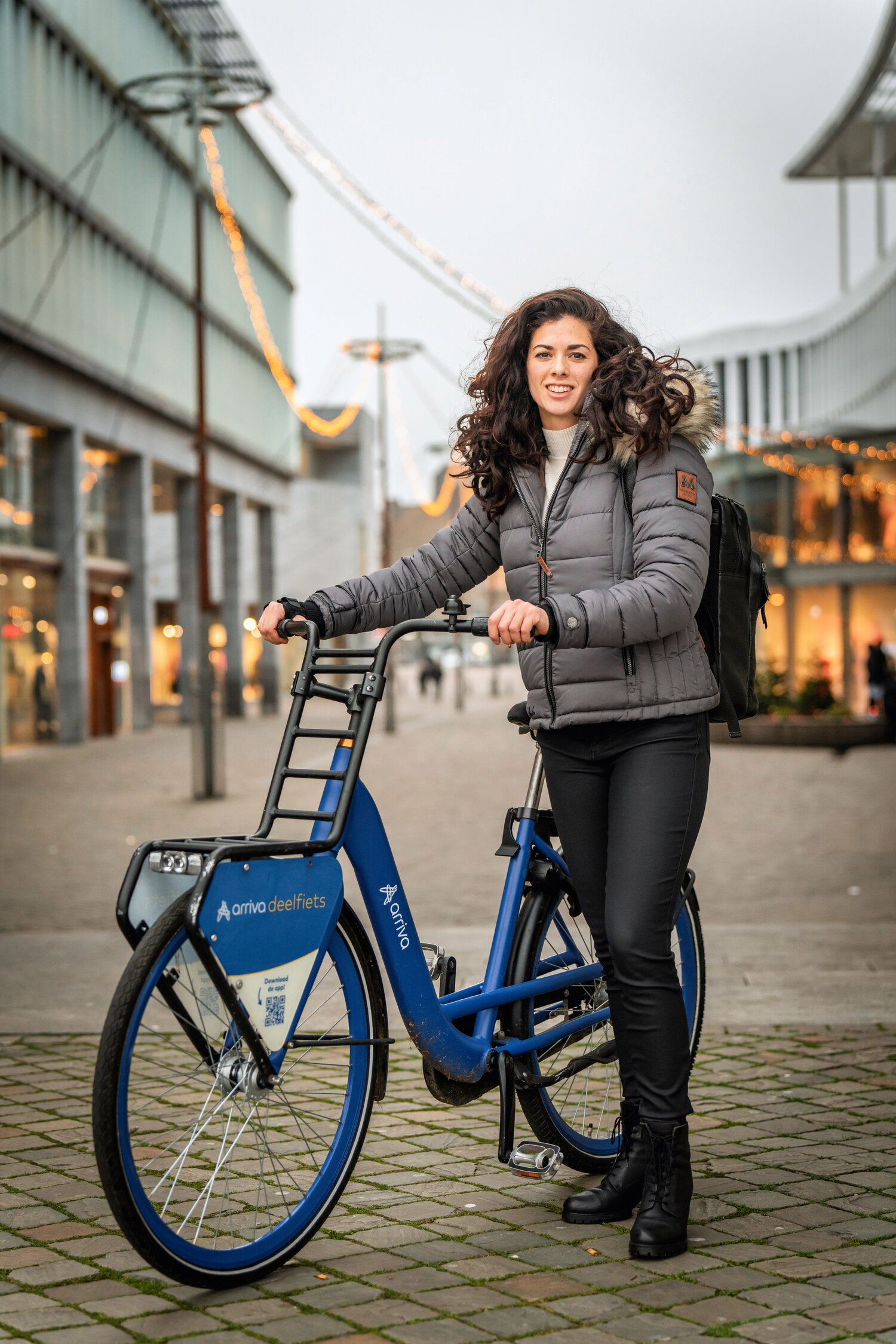 Renée met de Arriva deelfiets