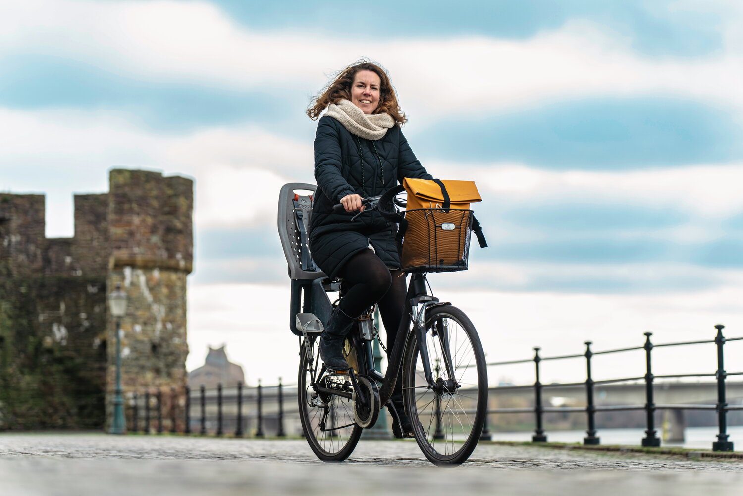 Ellen Rubel in actie op de fiets langs de Maas in Maastricht #posifiets Maastricht
