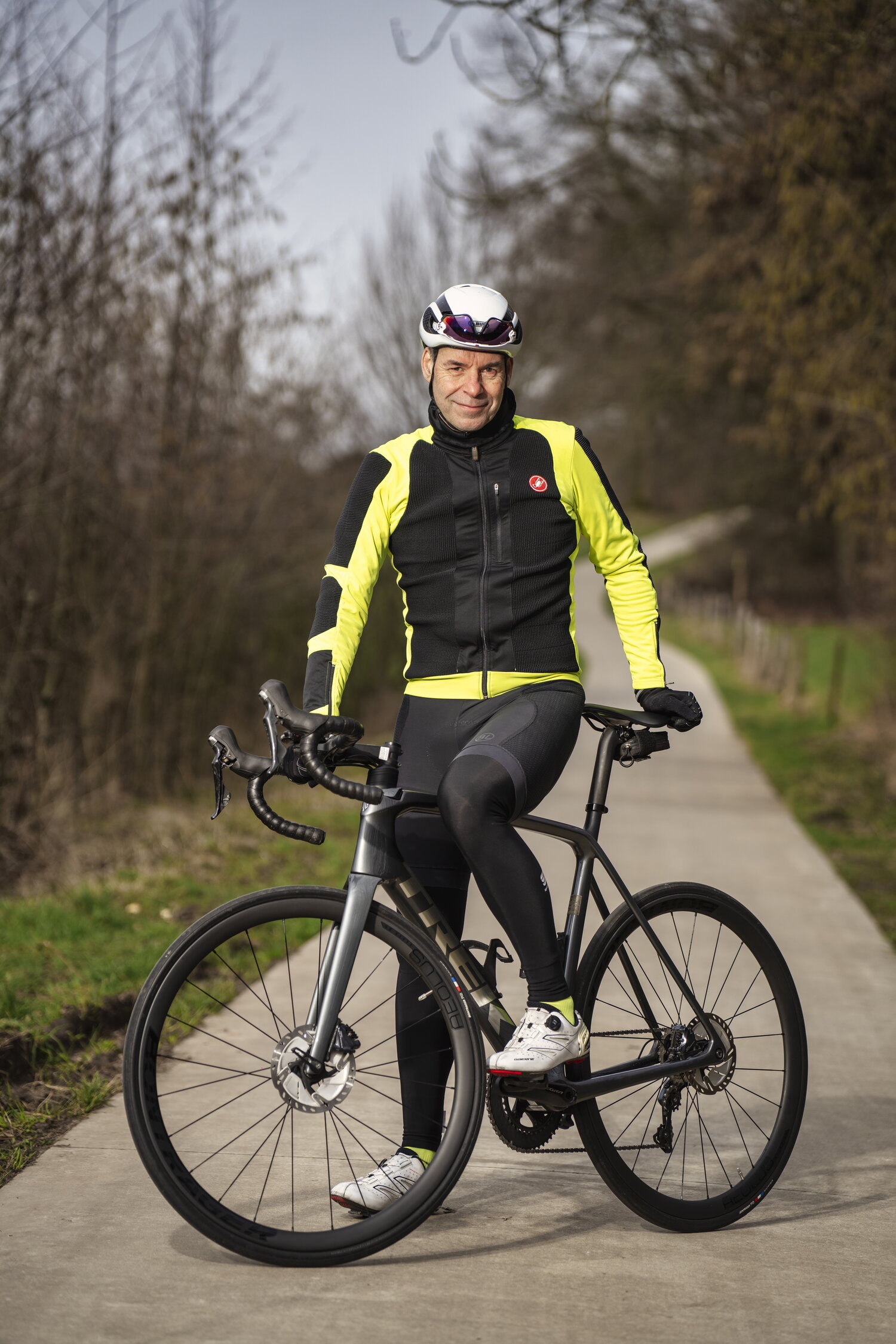 Ruud Baurmann in geel zwart fietspak op zijn fiets in Brunssum