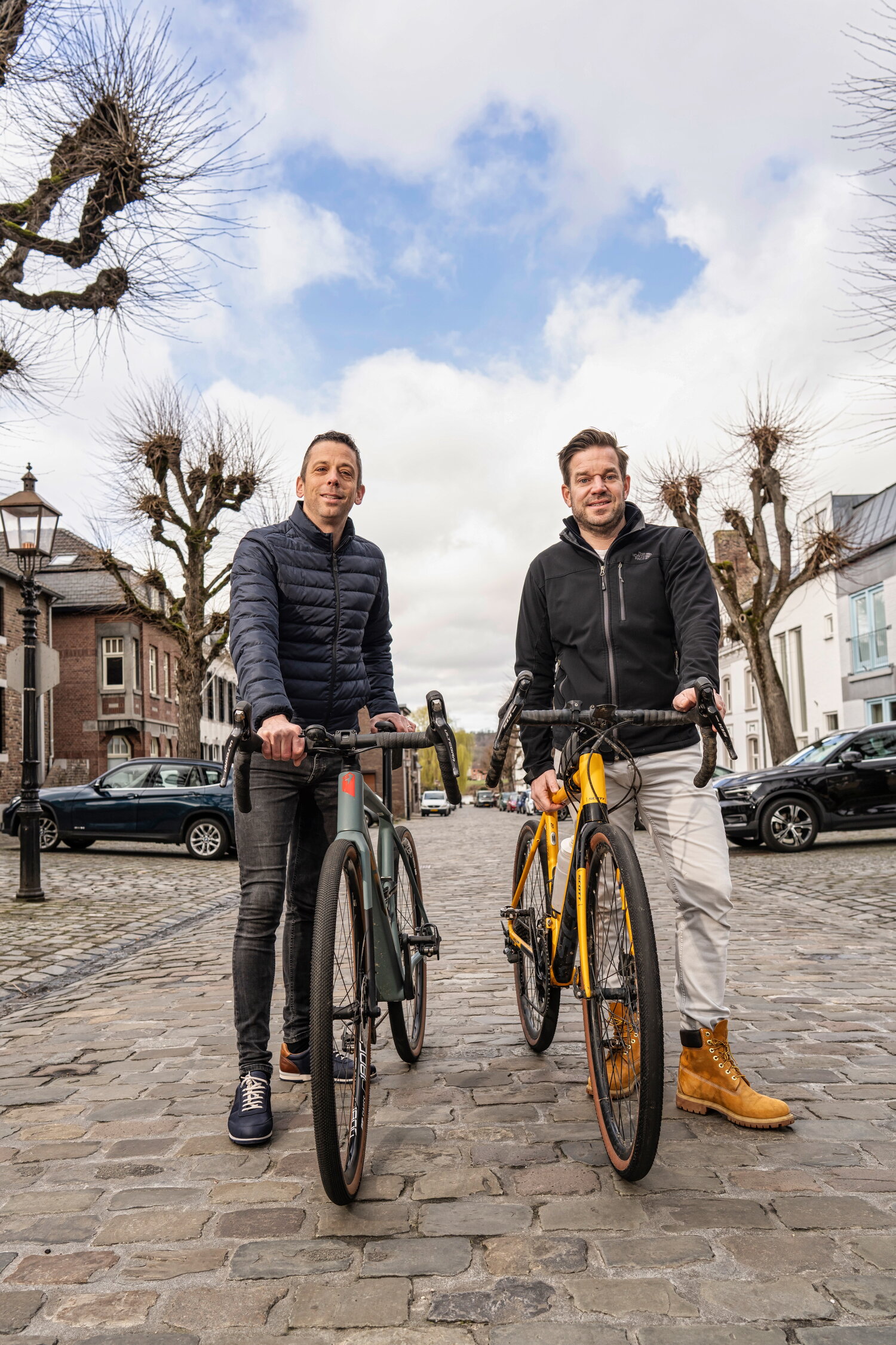 Volta Eijsden wielrenfiets in de hand bij bestuursleden, staan op de route