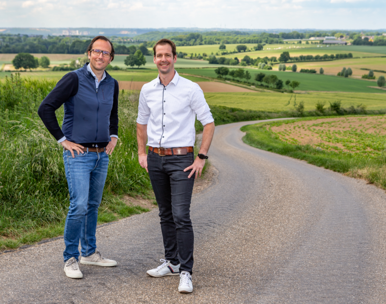 Milan Van Wersch en George Deswijzen in het wielrenlandschap van het Heuvelland 