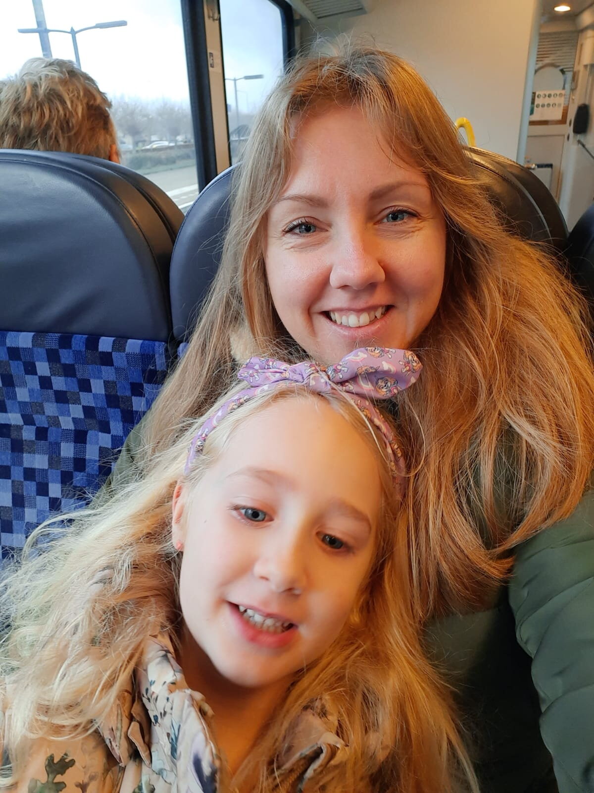 Cindy en dochtertje in de trein