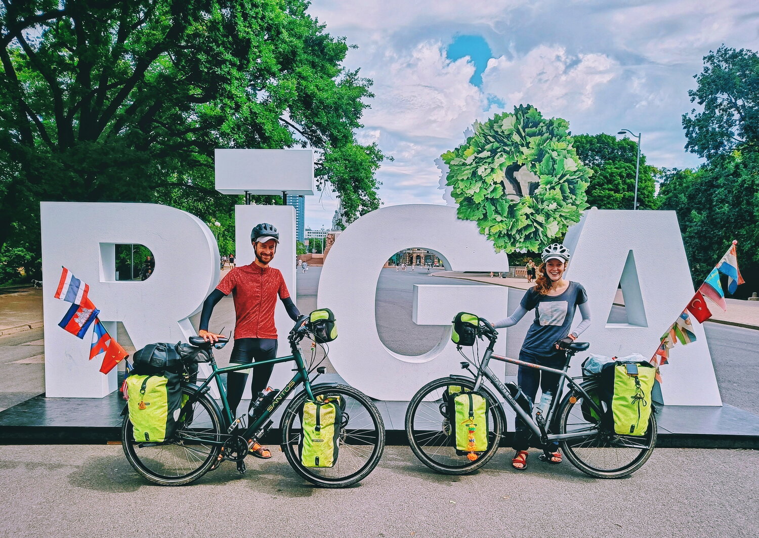 Eloy en Audrey bij hun fietsen in Riga