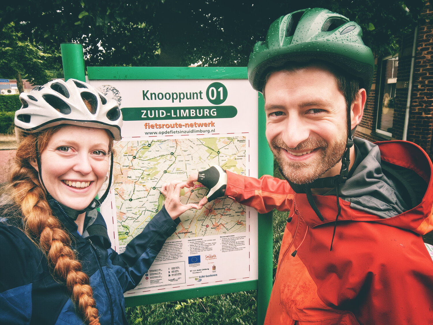 Eloy en Audrey voor een bord met daarop een fietsroute in Zuid-Limburg