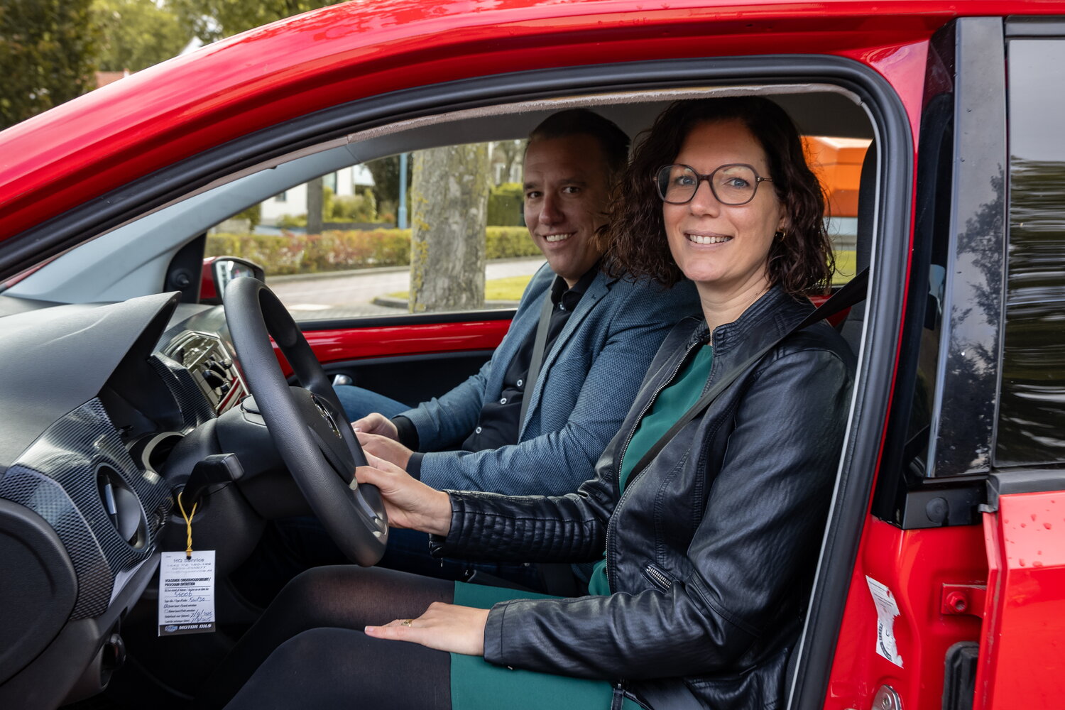 Wethouders De Rond en Molling zitten in de rode deelauto