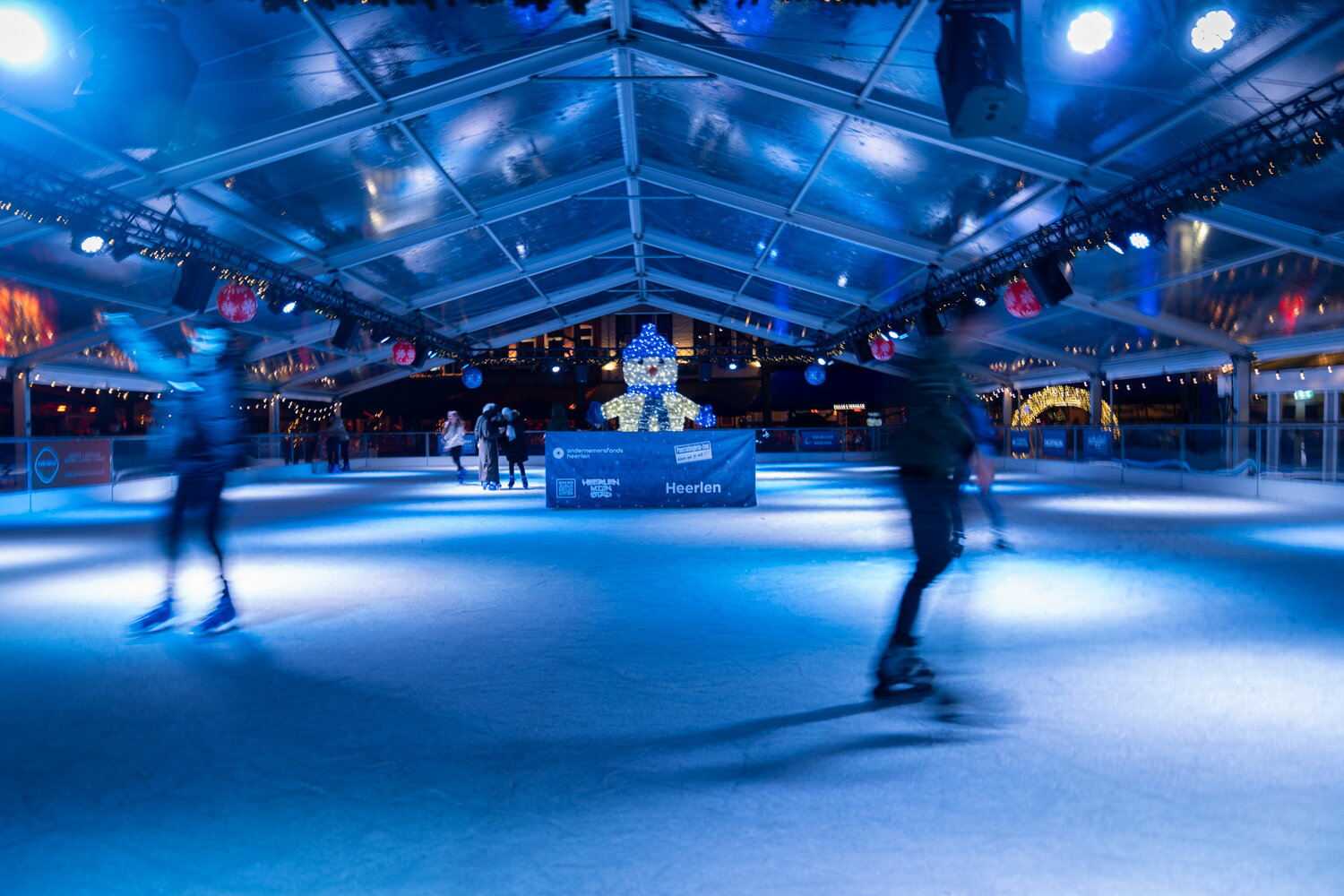 Schaatsbaan Wintertijd Heerlen met schaatsers