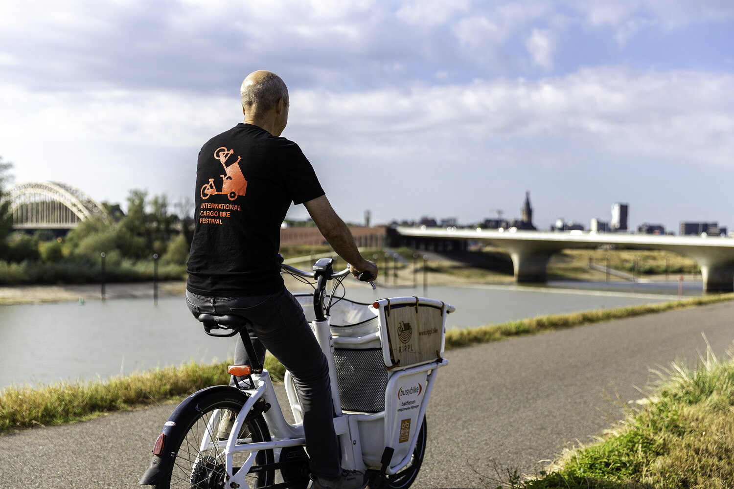 Jos Sluijsmans fiets langs het water 