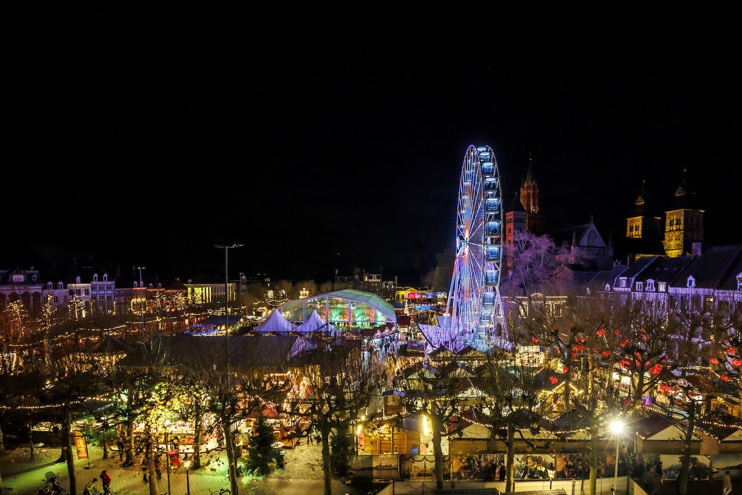 Magisch Maastricht 2024 - het Vrijthof met de kerstmarkt, schaatsbaan en het reuzenrad. Foto is van bovenaf genomen.