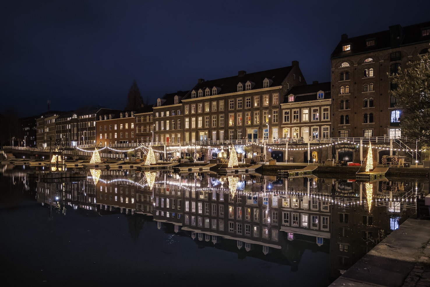Magisch Maastricht 2024 - lichtjes in het Bassin met onder andere bootjes met verlichte vlaggenmast