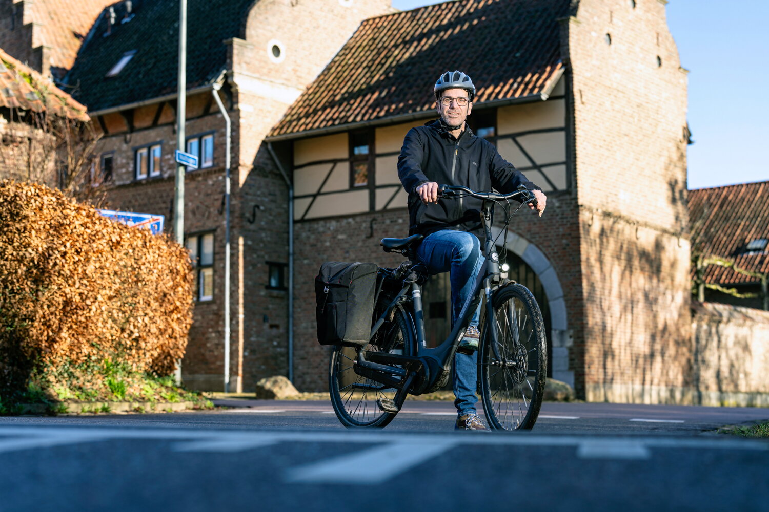 bart met fiets schinnen