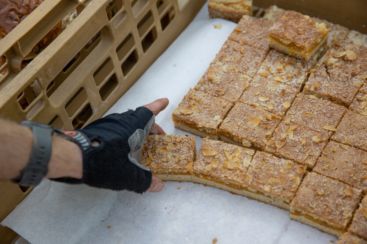 Stukken vlaai worden zonder bordje op Marly Grav aangeboden
